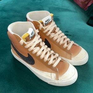 NIKE WOMEN BLAZER MID '77 SE (ALE BROWN / BLACK-SAIL-SANDDRIFT)